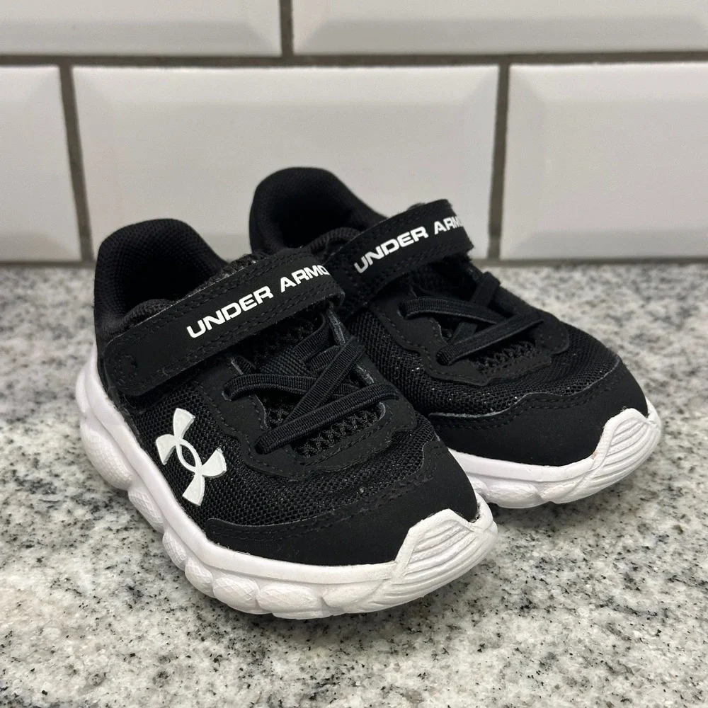 Under Armour Toddler 5K Sneakers Black White Hook Loop Strap 3024637-001‎ Sporty